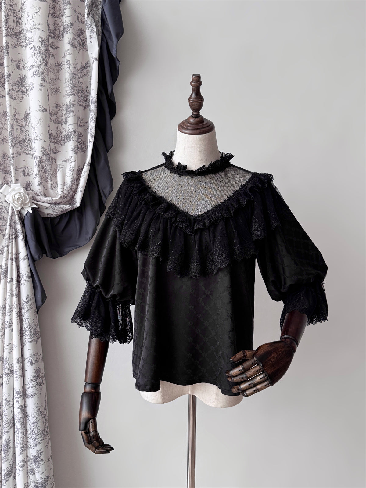 Muppet Mind Ben~Dream Awaken~Elegant Lolita Shirt with Tulle V-line Neckline
